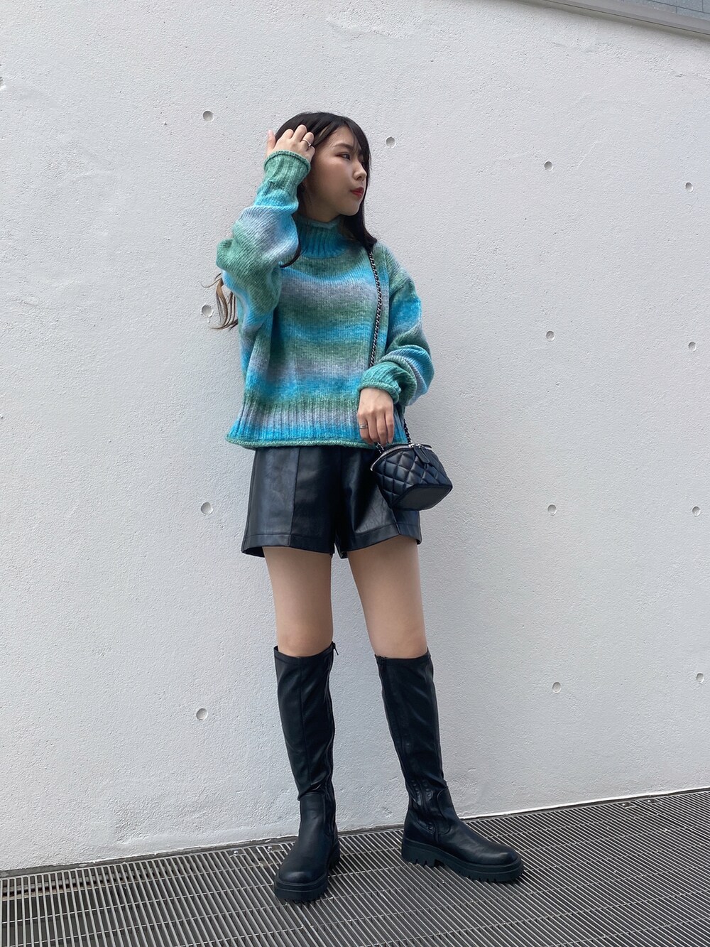 ブルー系のニット/セーター、ブラック系のその他パンツを着用したレディースの冬コーディネートの2枚目の写真