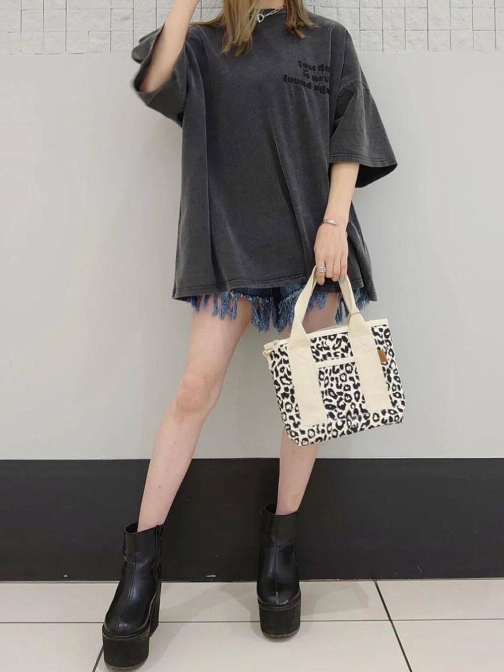 ブラック系のTシャツ/カットソーを着用したレディースの春コーディネートの2枚目の写真