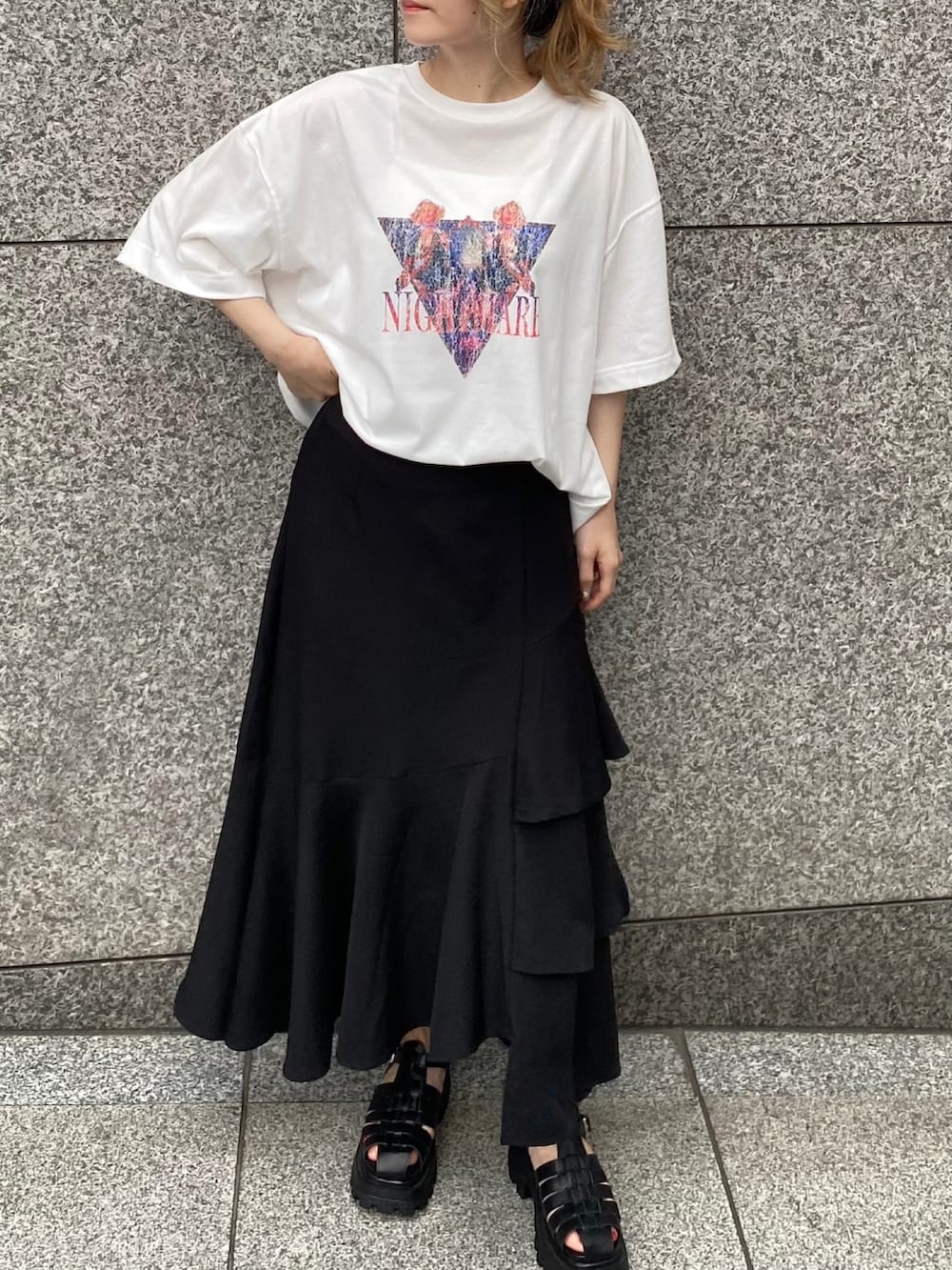 ホワイト系のTシャツ/カットソー、ブラック系のスカートを着用したレディースの夏コーディネートの2枚目の写真