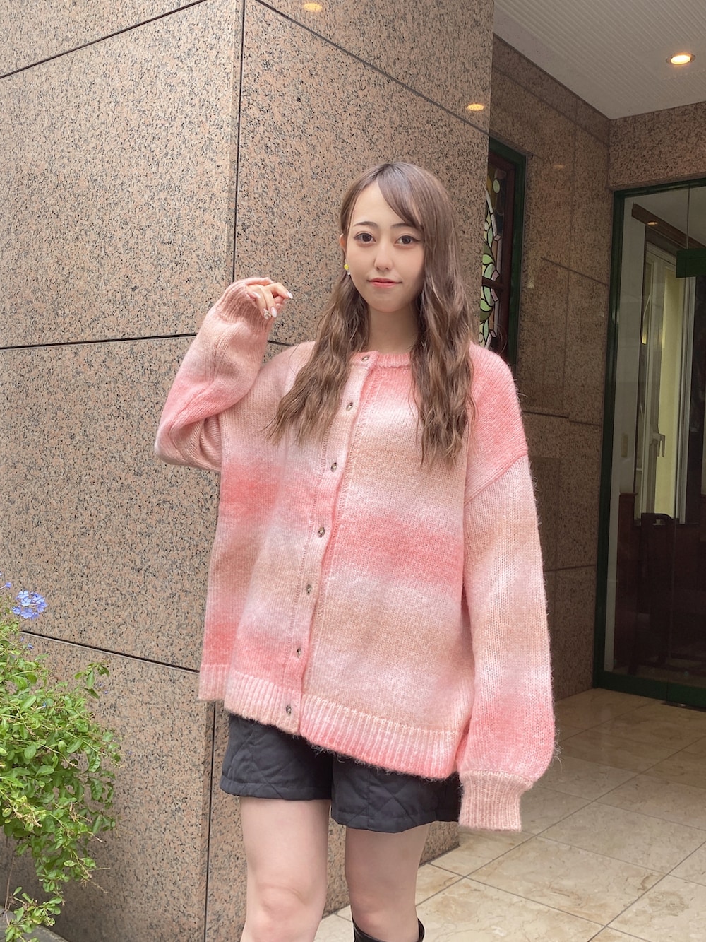 レッド系のカーディガン/ボレロを着用したレディースの秋コーディネートの3枚目の写真