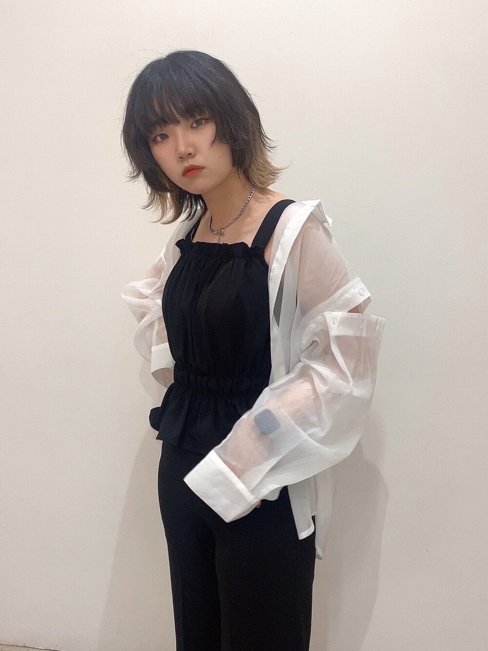 ブラック系のシャツ/ブラウス、ブラック系のその他パンツ、ホワイト系のシャツ/ブラウスを着用したレディースの夏コーディネートの4枚目の写真