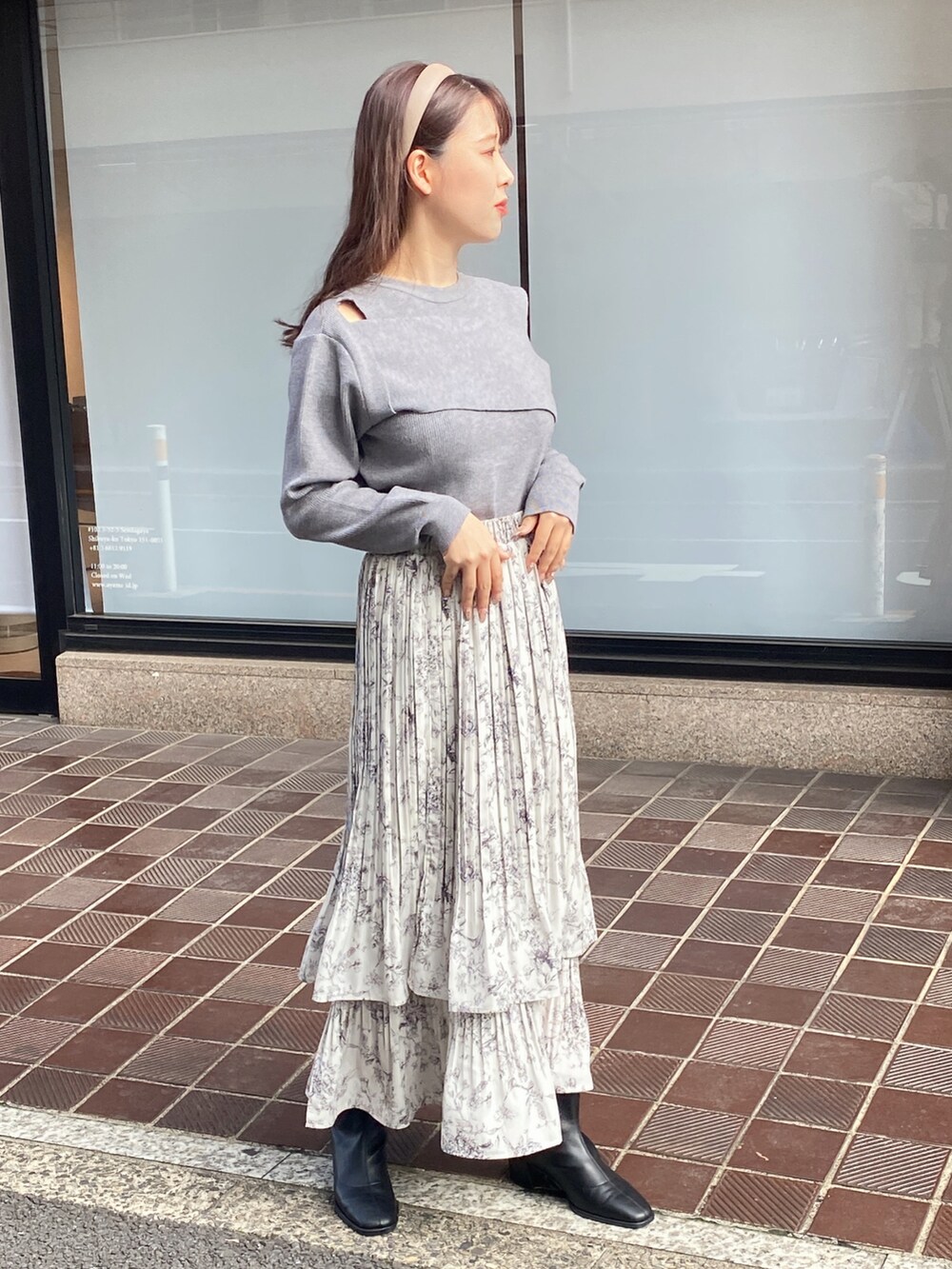 「大人かわいい、ロングスカート、秋冬コーデ、デザインニット、ライトグレー、花柄スカート、花柄プリーツスカート、アシンメトリー、アシメスカート、one way、ワンウェイ、NOMAE」｜「NOMAEのショルダーオープンデザインニット（ニット/セーター、グレー系）」を使った、onewayさん（レディース・161cm）の冬コーディネートの3枚目の写真