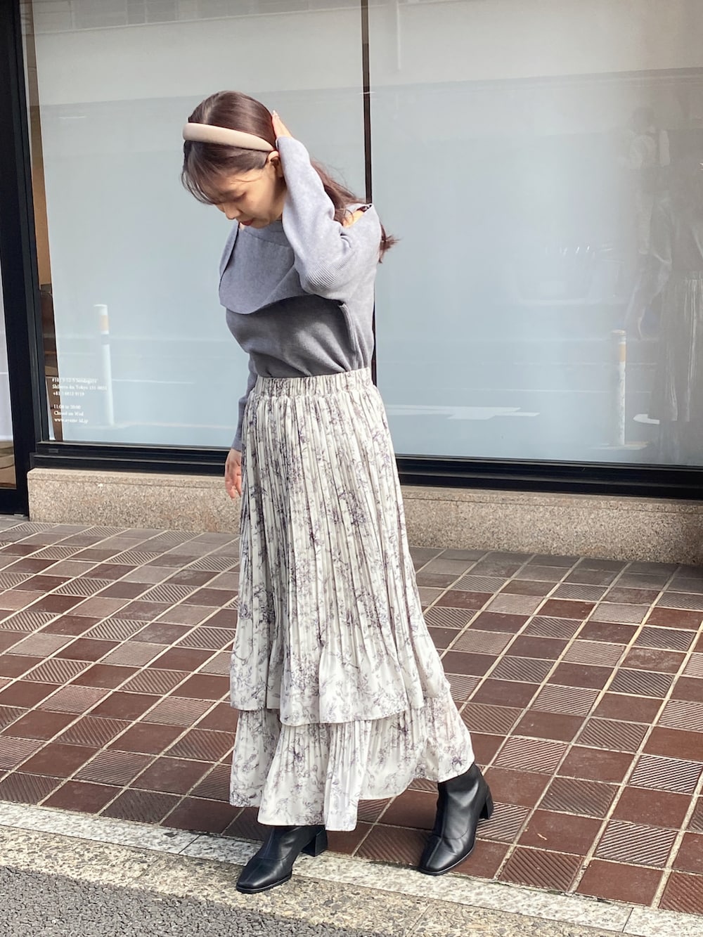 「大人かわいい、ロングスカート、秋冬コーデ、デザインニット、ライトグレー、花柄スカート、花柄プリーツスカート、アシンメトリー、アシメスカート、one way、ワンウェイ、NOMAE」｜「NOMAEのショルダーオープンデザインニット（ニット/セーター、グレー系）」を使った、onewayさん（レディース・161cm）の冬コーディネートの2枚目の写真