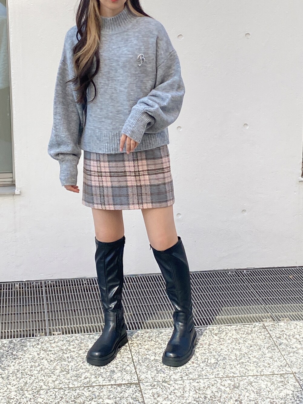 「きれいめカジュアル、大人カジュアル、おでかけコーデ、秋冬コーデ、ニットコーデ、チェックスカート、大人女子、ミニスカート、one way、ワンウェイ」｜「one wayの台形ツイードミニスカート（スカート、グレー系）」を使った、onewayさん（レディース・156cm）の冬コーディネートの2枚目の写真
