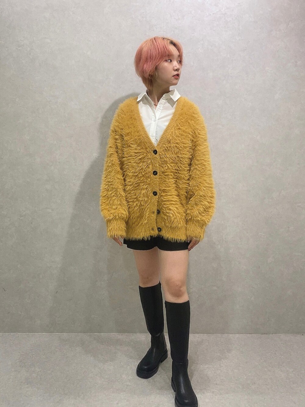 「大人カジュアル、ビッグシルエット、ゆったりコーデ、シンプルコーデ、もこもこ、シャギーカーディガン、カラーニット、イエロー、カーディガン、カーディガンコーデ、one way、ワンウェイ」｜「one wayのロングフェザーカーディガン3G（カーディガン/ボレロ、イエロー系）」を使った、onewayさん（レディース・167cm）の冬コーディネートの3枚目の写真