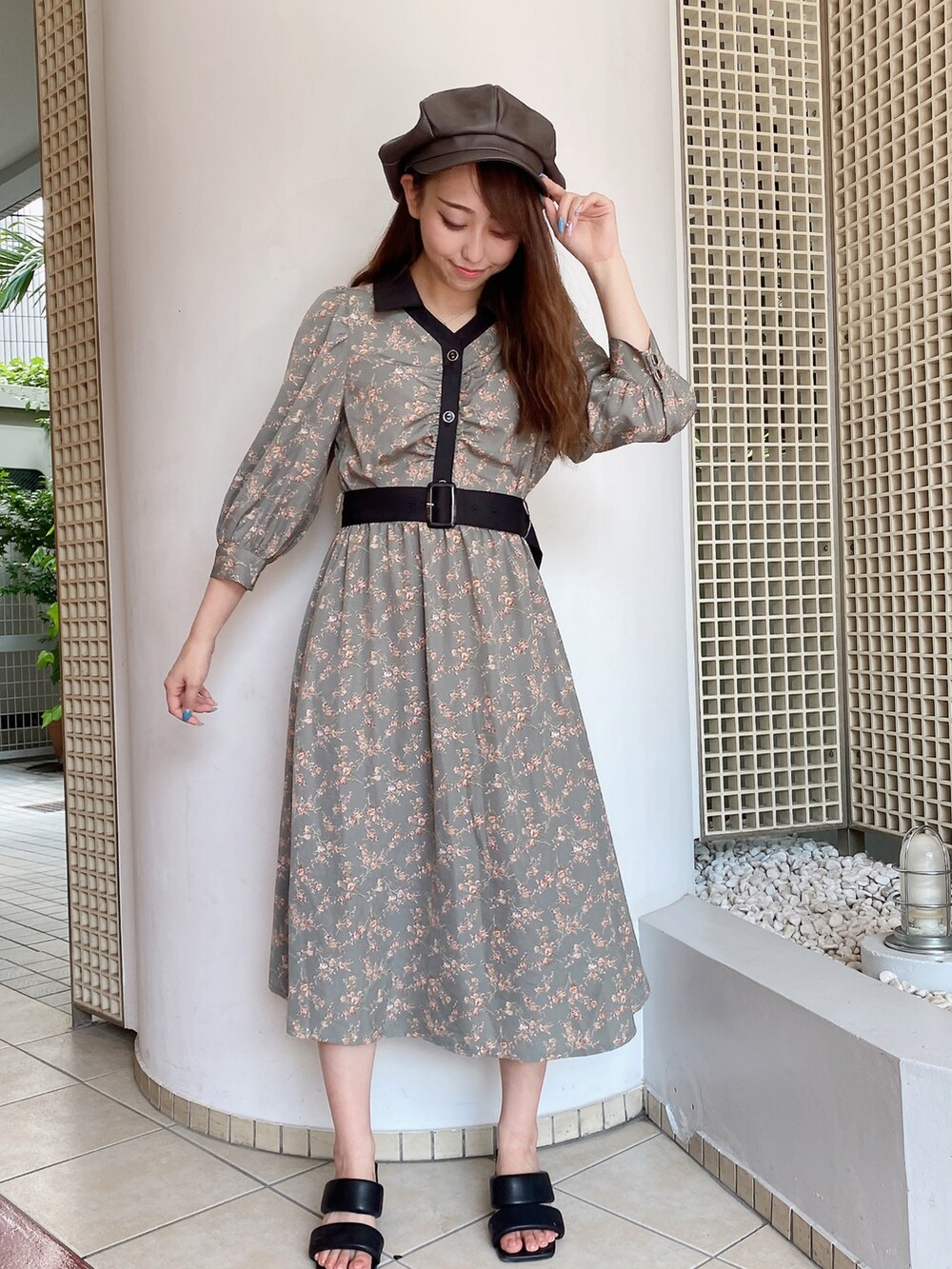 グリーン系のワンピースを着用したレディースの夏コーディネートの2枚目の写真