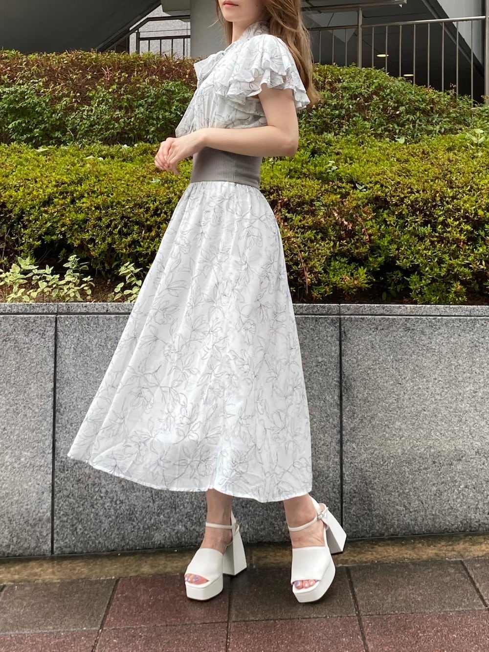 「夏コーデ、ワントーンコーデ、ワンピース、ワンピーススタイル、ロングワンピース、花柄、花柄ワンピース、ウエストリブ、フレアスリーブ、大人かわいい、デート、参戦服、one way、ワンウェイ、NOMAE」｜「NOMAEのフレアスリーブウエストリブワンピース（ワンピース、グレー系）」を使った、onewayさん（レディース・158cm）の夏コーディネートの4枚目の写真