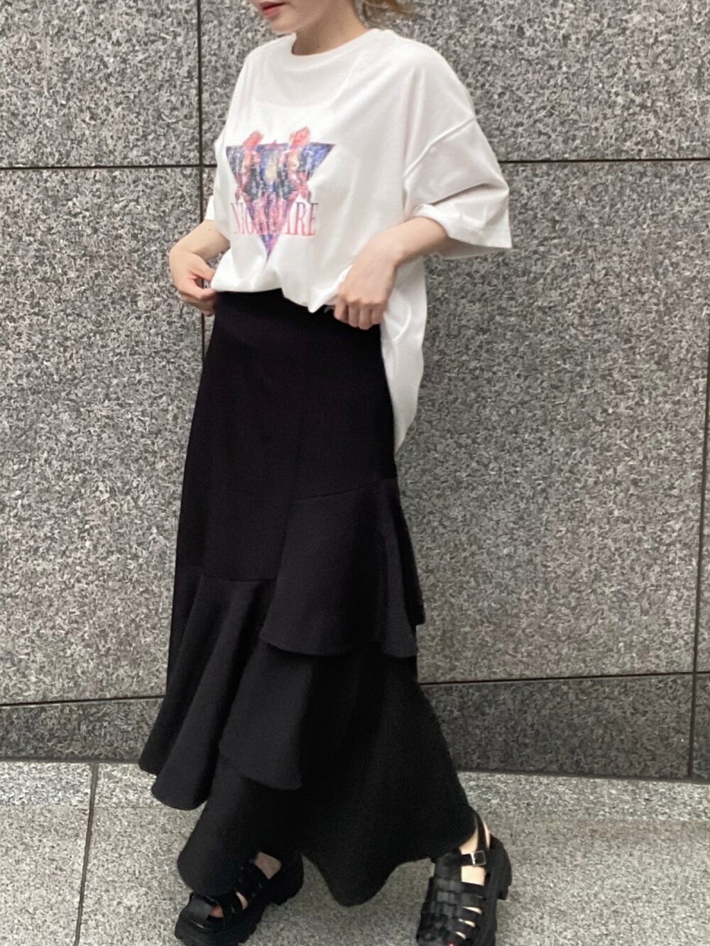ホワイト系のTシャツ/カットソー、ブラック系のスカートを着用したレディースの夏コーディネートの3枚目の写真