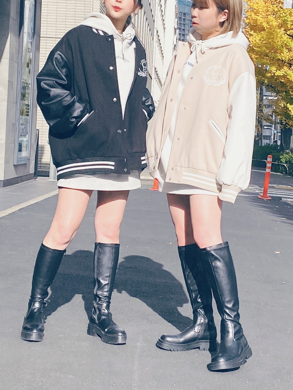 「休日コーデ、ストリート、秋冬、スウェット、パーカーコーデ、おそろいコーデ、スタジャン、スタジャンコーデ、モノトーン、オーバーサイズ、one way、ワンウェイ」｜「one wayのスタジャン（スタジャン、ブラック系）」を使った、onewayさん（レディース・156cm）の冬コーディネートの2枚目の写真
