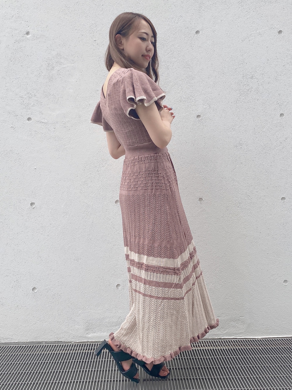 ピンク系のワンピースを着用したレディースの秋コーディネートの3枚目の写真