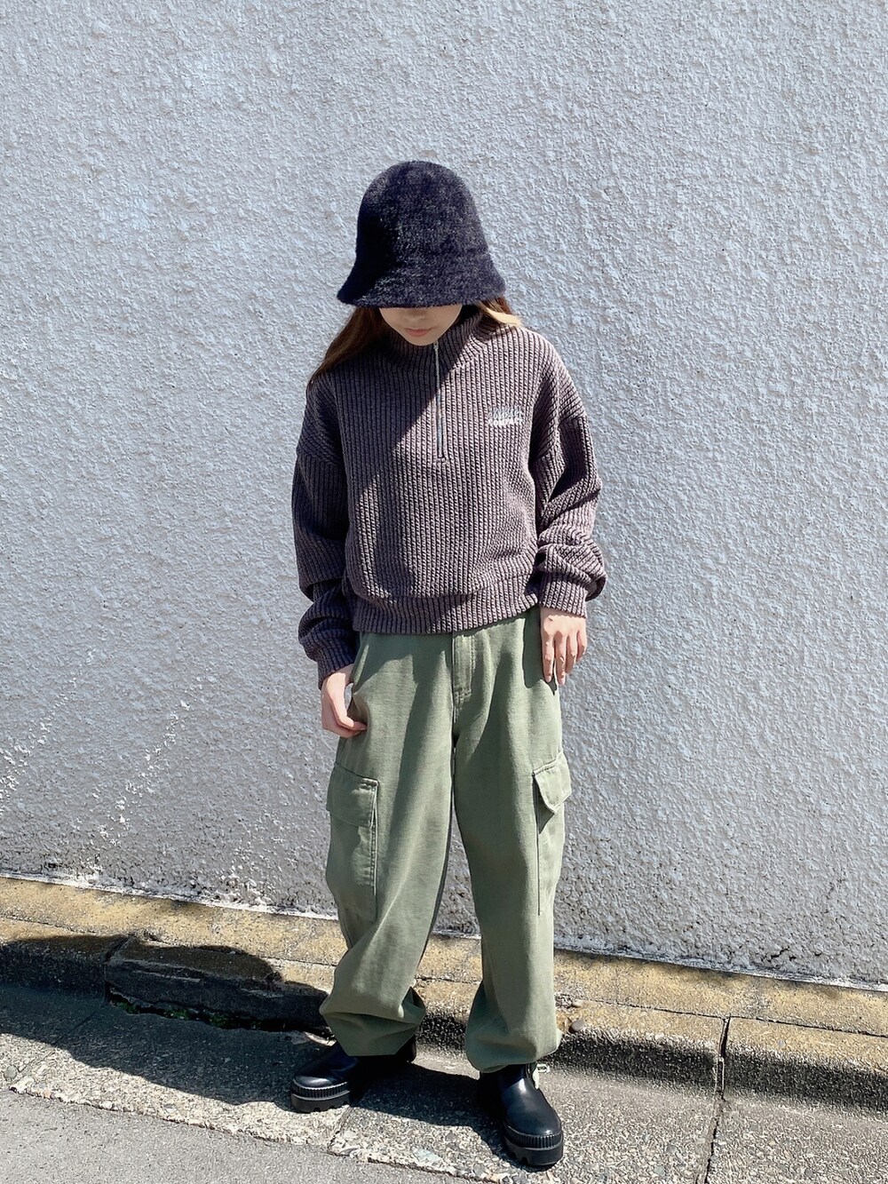 ブラック系のTシャツ/カットソー、グリーン系のカーゴパンツを着用したレディースの秋コーディネートの2枚目の写真