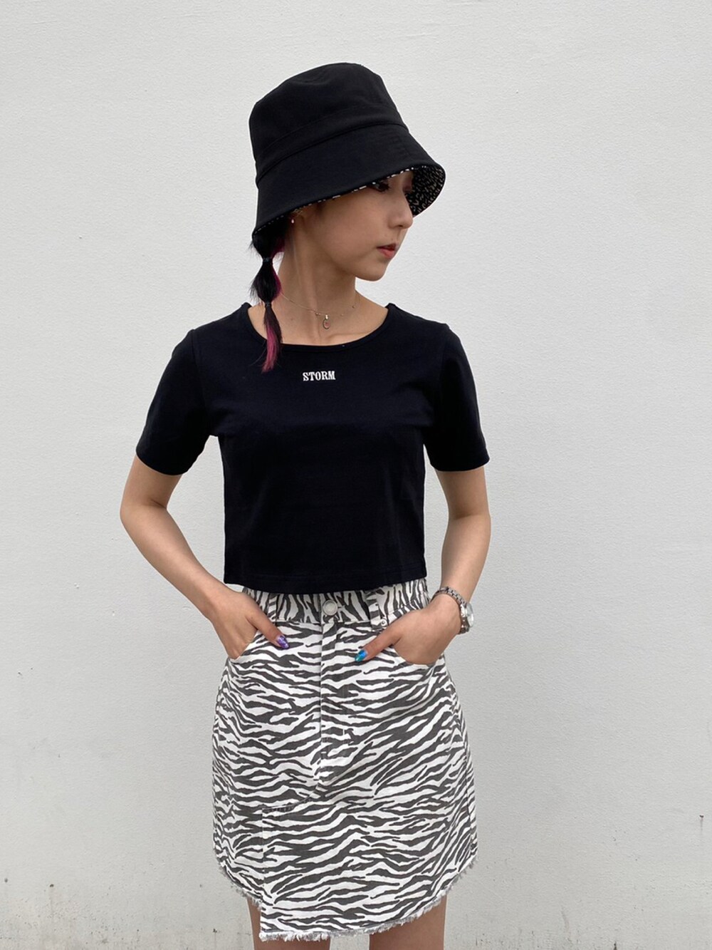 ブラック系のTシャツ/カットソー、ホワイト系のスカートを着用したレディースの夏コーディネートの2枚目の写真