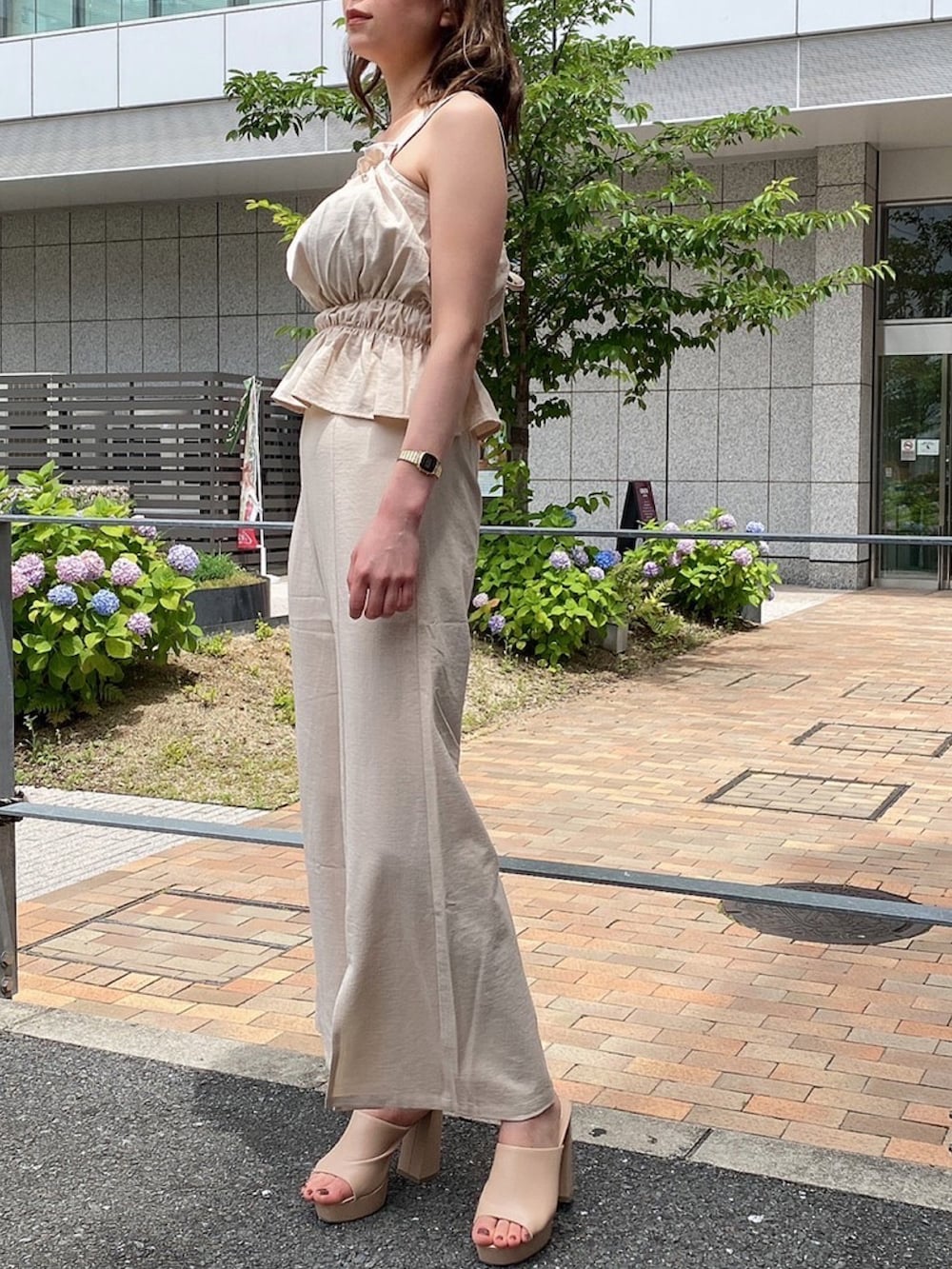 ベージュ系のシャツ/ブラウス、ベージュ系のその他パンツを着用したレディースの夏コーディネートの2枚目の写真