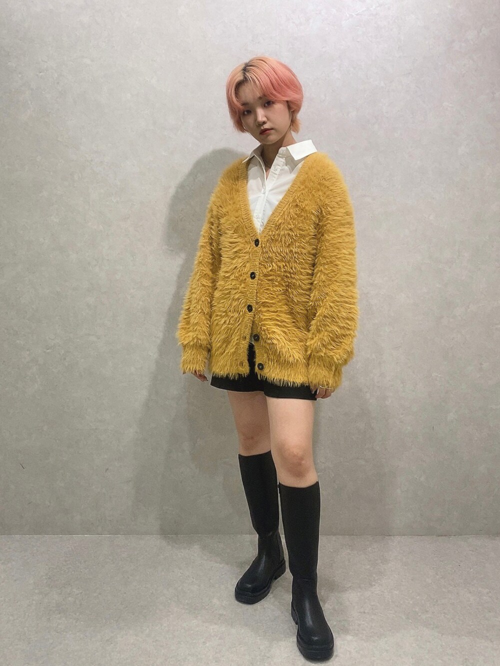 「大人カジュアル、ビッグシルエット、ゆったりコーデ、シンプルコーデ、もこもこ、シャギーカーディガン、カラーニット、イエロー、カーディガン、カーディガンコーデ、one way、ワンウェイ」｜「one wayのロングフェザーカーディガン3G（カーディガン/ボレロ、イエロー系）」を使った、onewayさん（レディース・167cm）の冬コーディネートの2枚目の写真