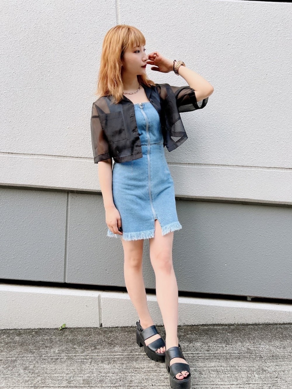 ブラック系のシャツ/ブラウス、ブルー系のワンピースを着用したレディースの夏コーディネートの2枚目の写真