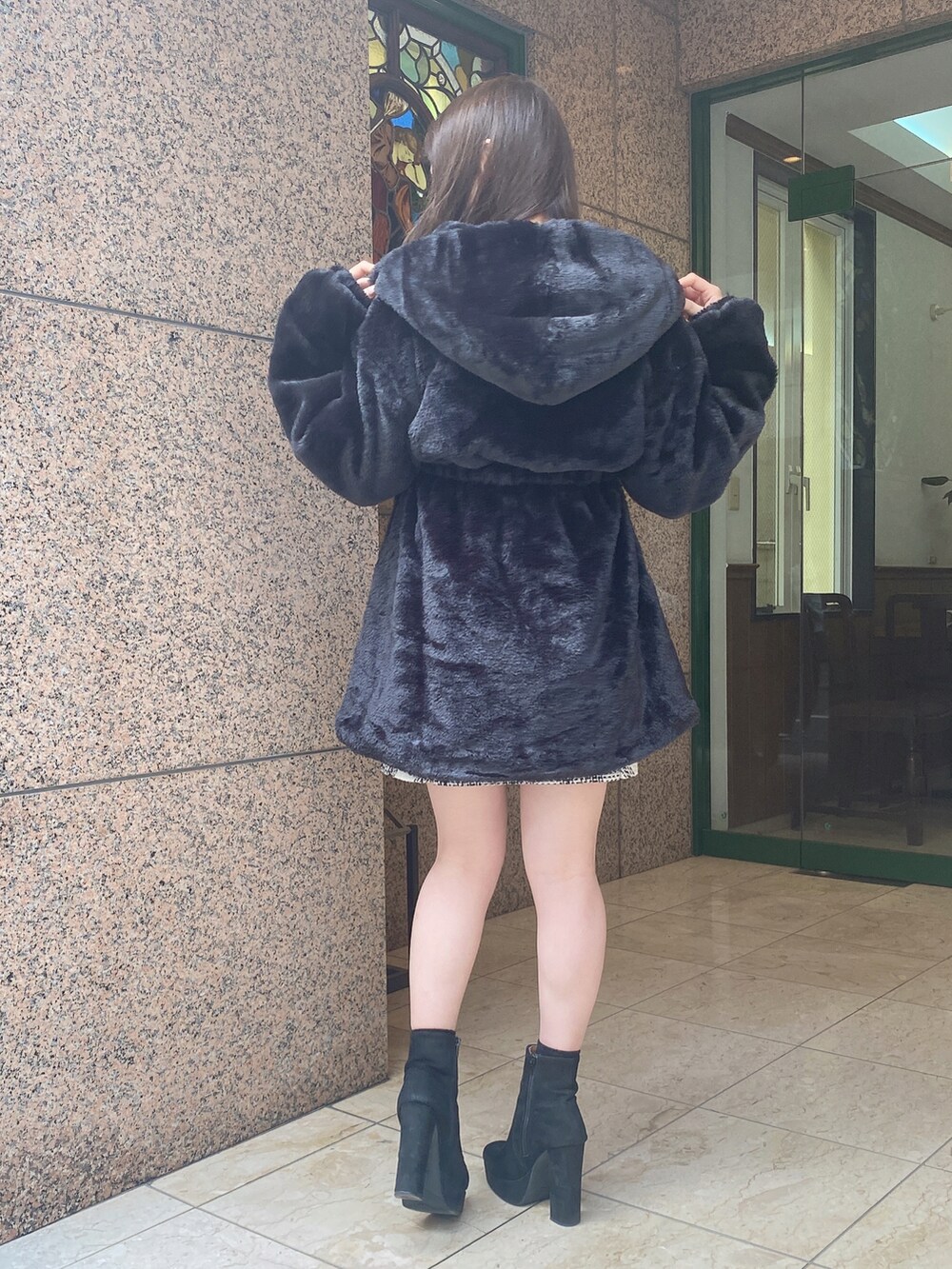 ブラック系のその他アウターを着用したレディースの冬コーディネートの4枚目の写真