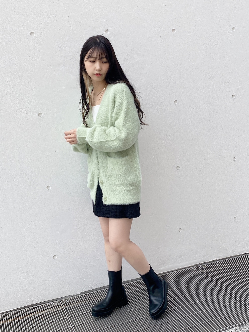 グリーン系のカーディガン/ボレロを着用したレディースの冬コーディネートの3枚目の写真