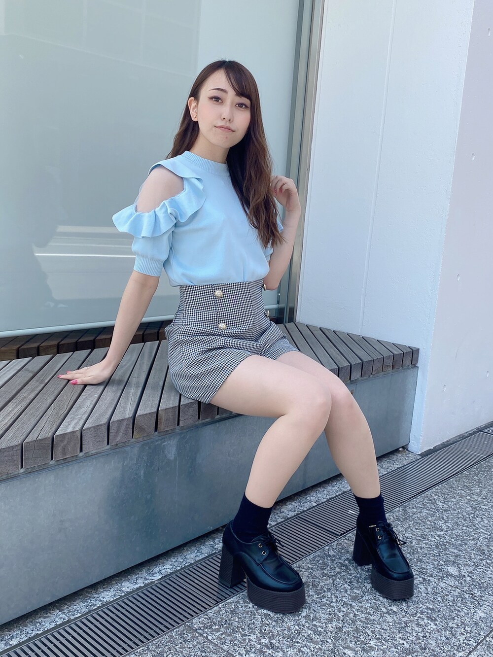ブラック系のその他パンツ、ブルー系のニット/セーターを着用したレディースの夏コーディネートの2枚目の写真