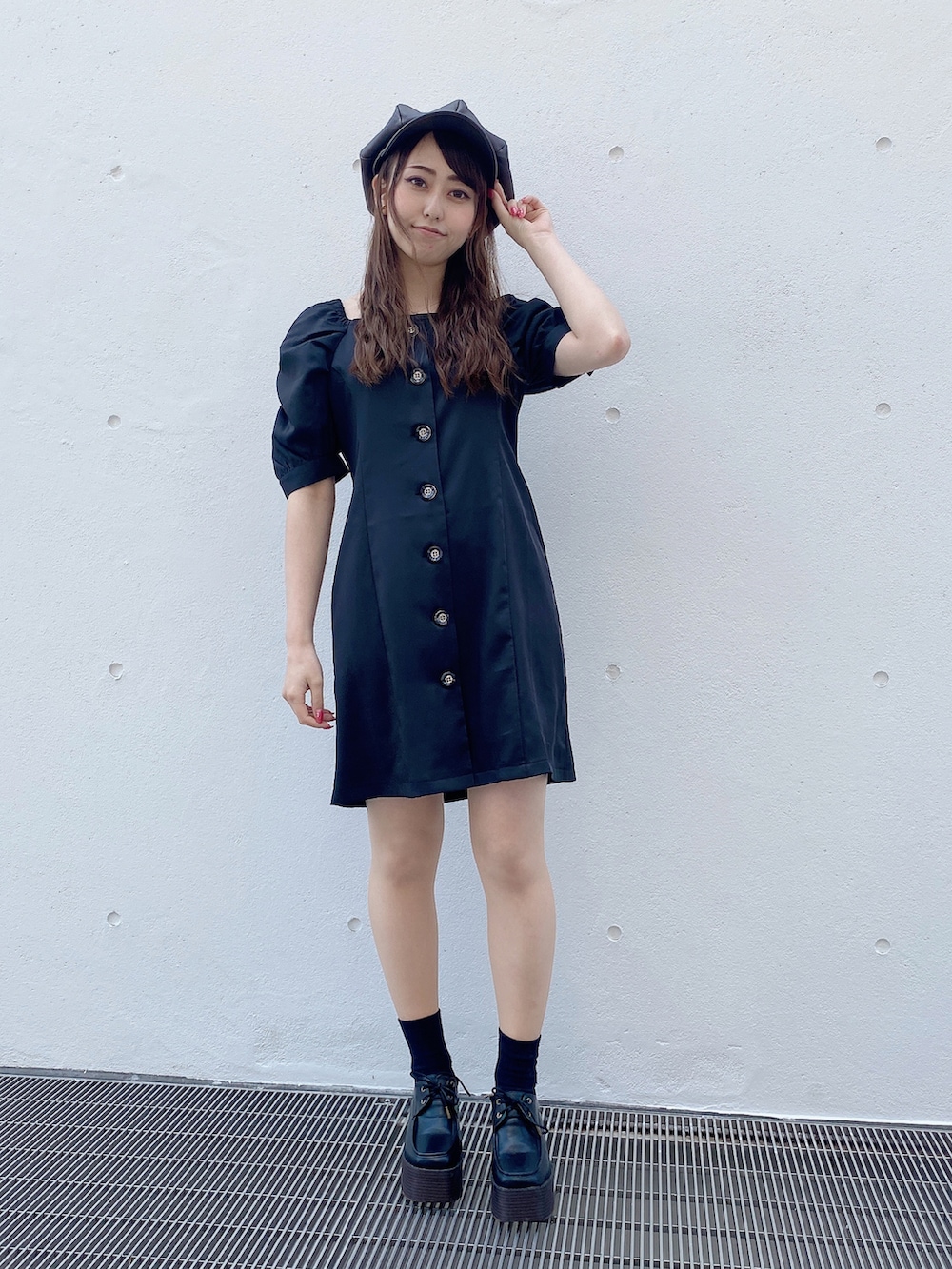 ブラック系のワンピースを着用したレディースの夏コーディネートの3枚目の写真