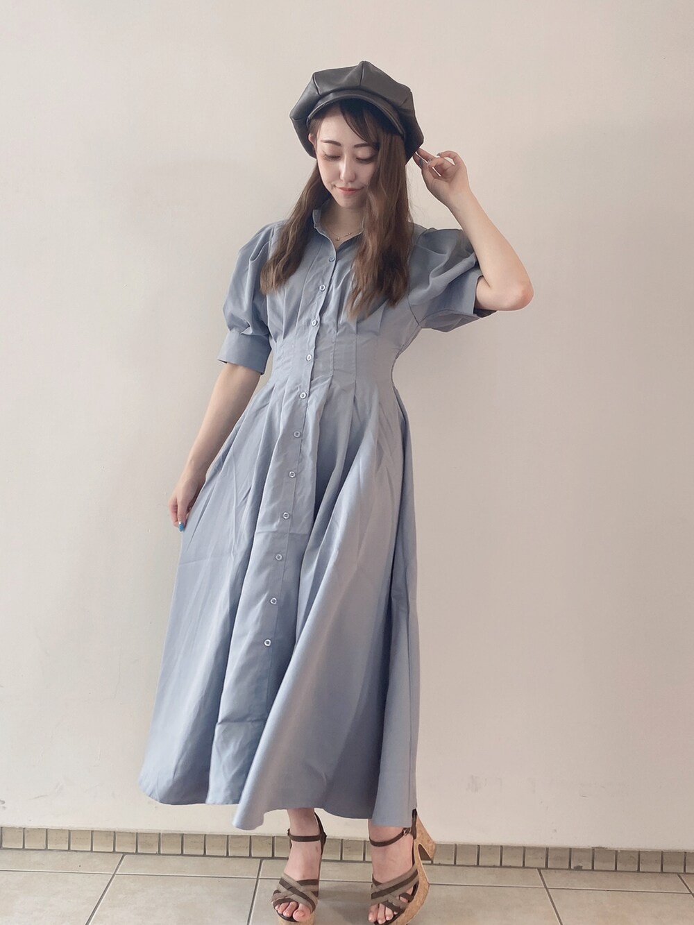 ブルー系のワンピースを着用したレディースの秋コーディネートの3枚目の写真