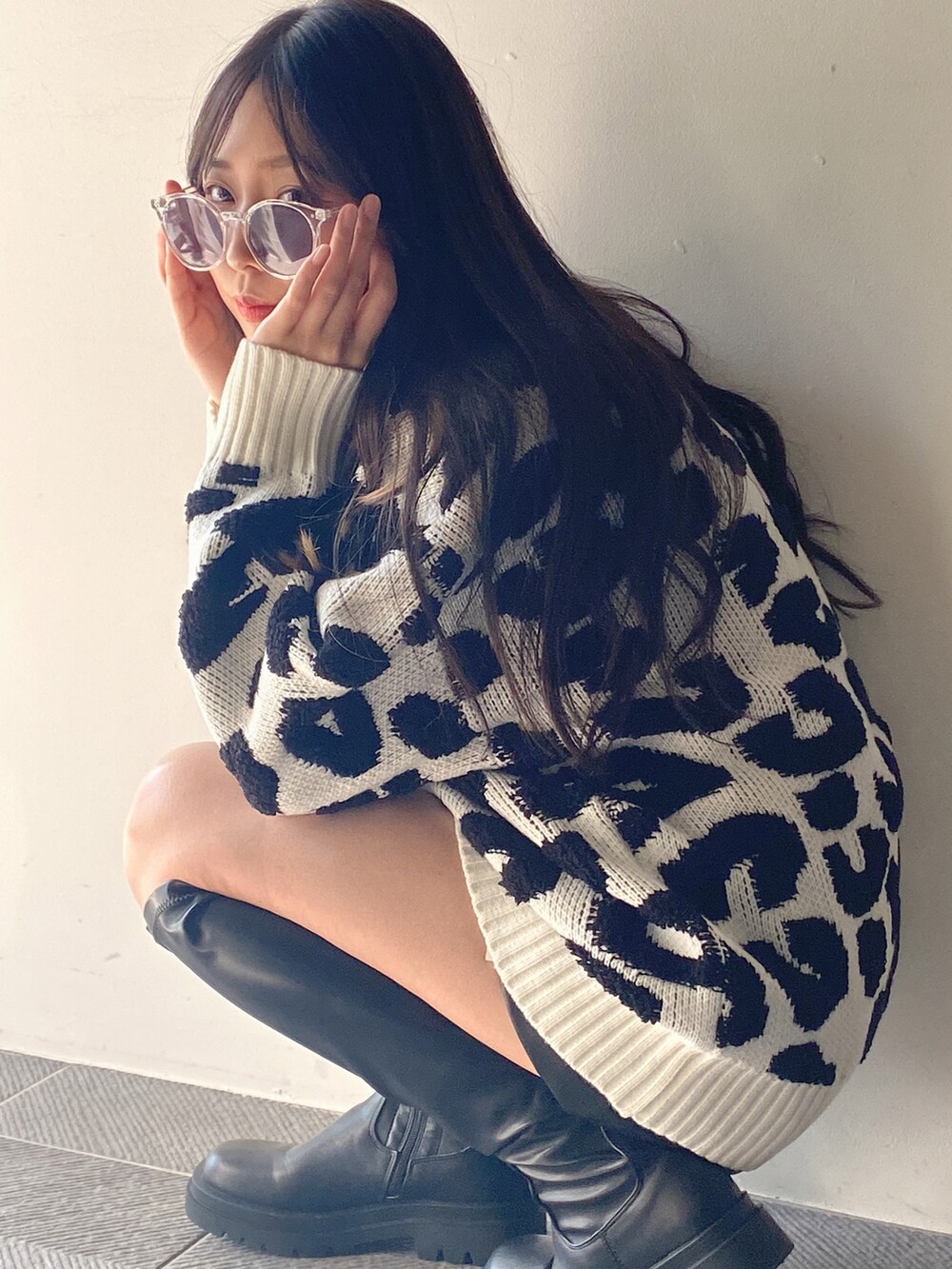 ホワイト系のニット/セーターを着用したレディースの秋コーディネートの4枚目の写真