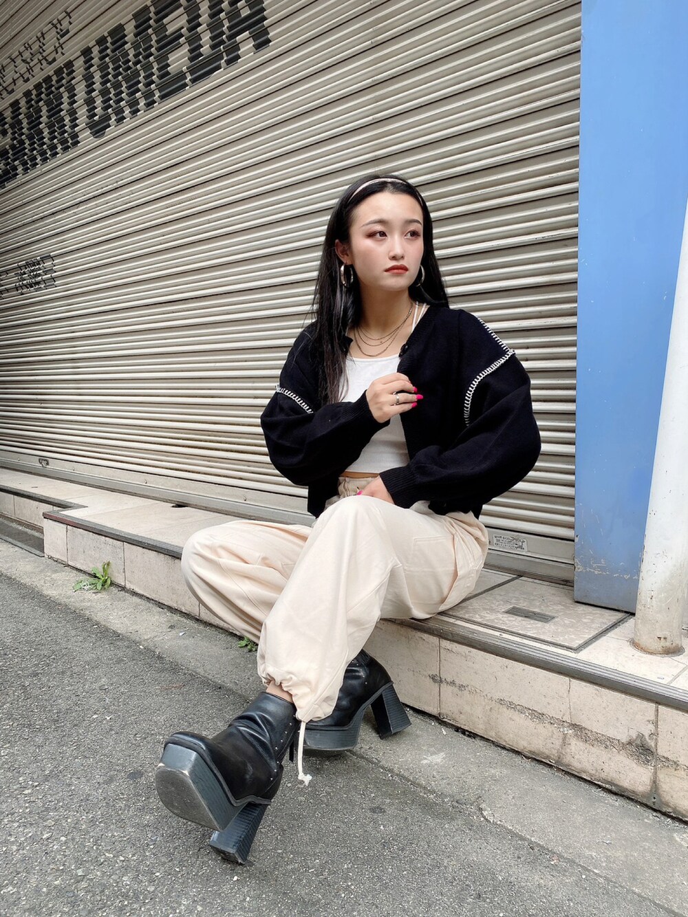 ブラック系のカーディガン/ボレロを着用したレディースの秋コーディネートの2枚目の写真