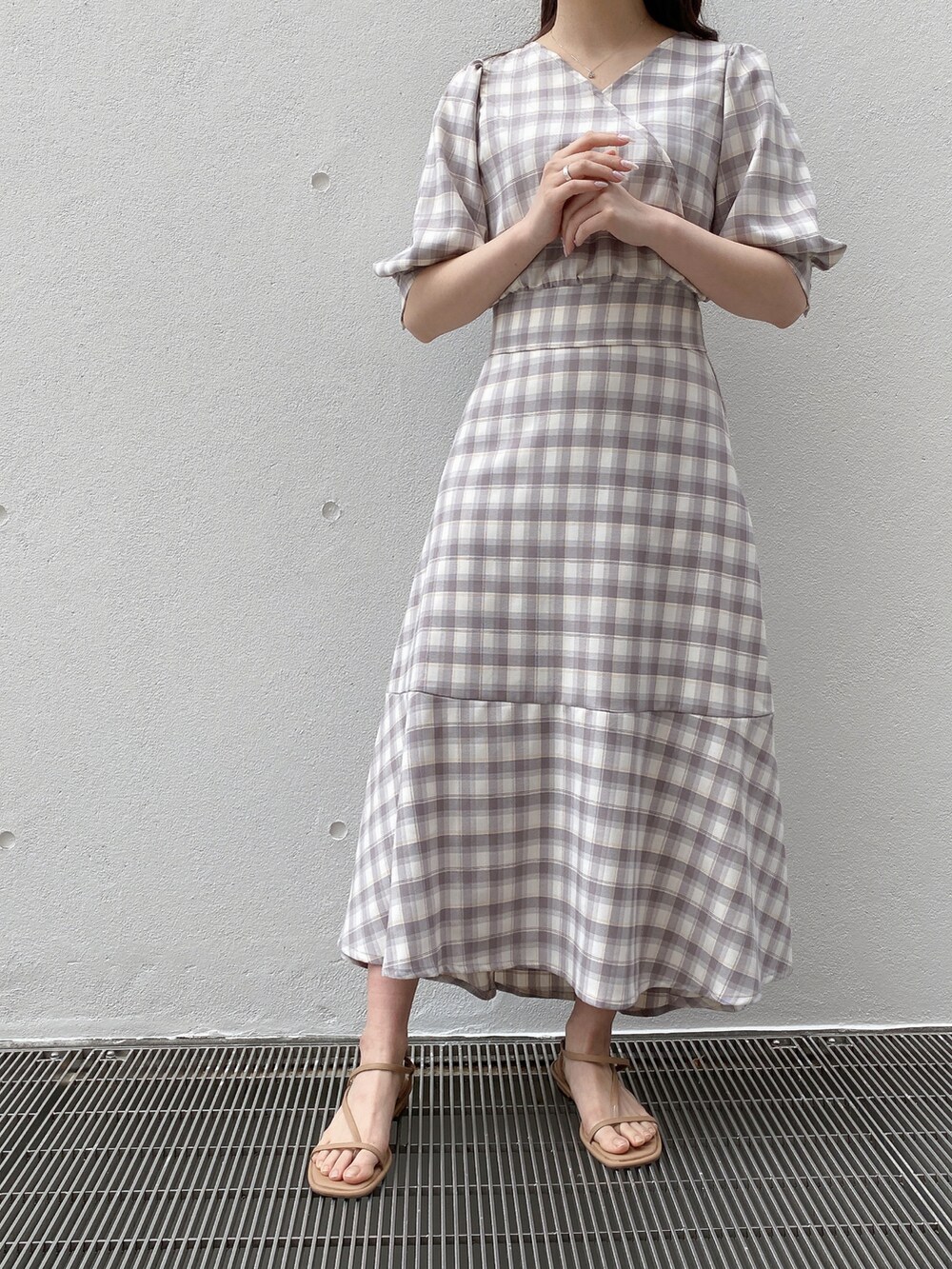 パープル系のスカート、パープル系のシャツ/ブラウスを着用したレディースの春コーディネートの5枚目の写真