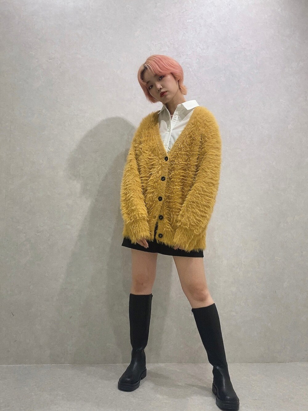 「大人カジュアル、ビッグシルエット、ゆったりコーデ、シンプルコーデ、もこもこ、シャギーカーディガン、カラーニット、イエロー、カーディガン、カーディガンコーデ、one way、ワンウェイ」｜「one wayのロングフェザーカーディガン3G（カーディガン/ボレロ、イエロー系）」を使った、onewayさん（レディース・167cm）の冬コーディネートの4枚目の写真