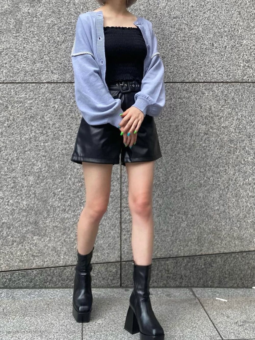 「初秋コーデ、大人女子、秋服、カーディガン、カーディガンコーデ、カジュアルコーデ、カジュアル、ハンドステッチ、one way、ワンウェイ」｜「one wayのシャーリングキャミソール（キャミソール、ブラック系）」を使った、onewayさん（レディース・166cm）の秋コーディネートの2枚目の写真