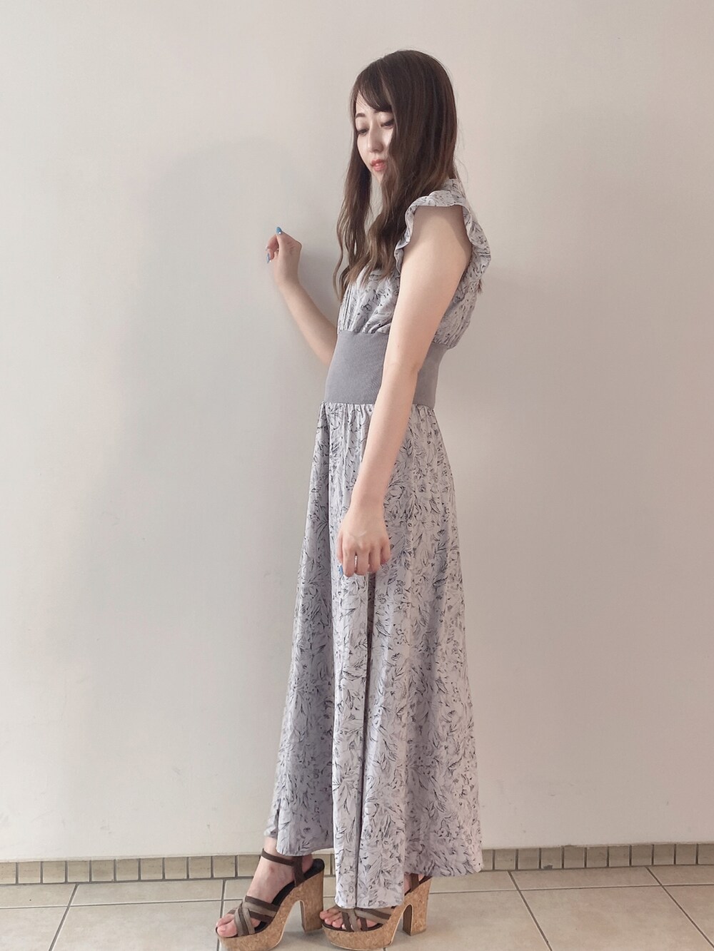 グレー系のワンピースを着用したレディースの夏コーディネートの3枚目の写真