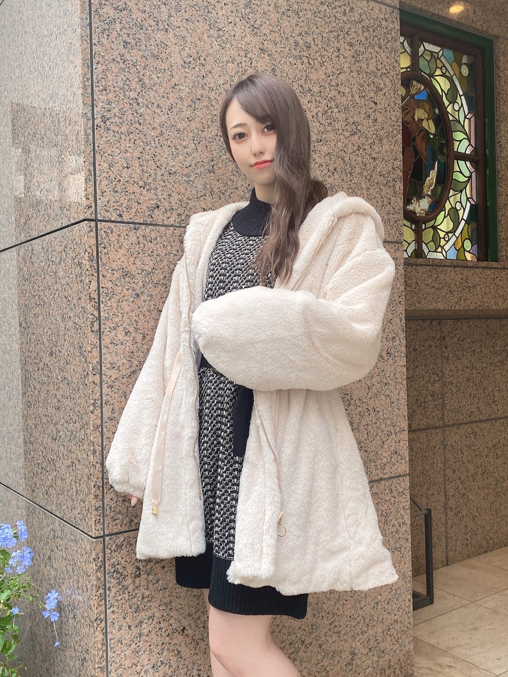 ブラック系のワンピース、ホワイト系のその他アウターを着用したレディースの冬コーディネートの4枚目の写真