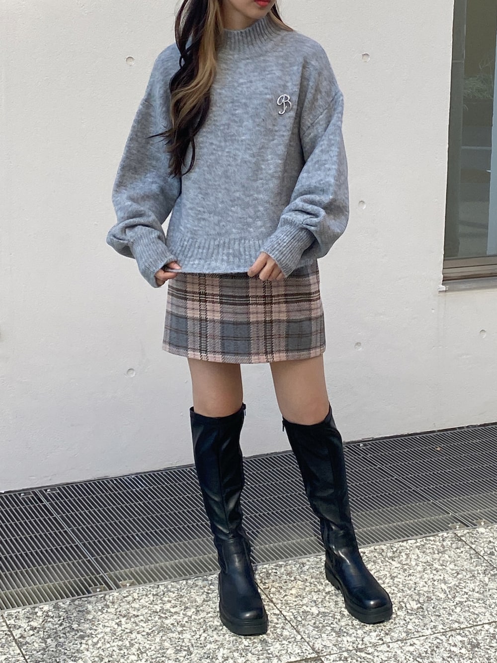 「きれいめカジュアル、大人カジュアル、おでかけコーデ、秋冬コーデ、ニットコーデ、チェックスカート、大人女子、ミニスカート、one way、ワンウェイ」｜「one wayの台形ツイードミニスカート（スカート、グレー系）」を使った、onewayさん（レディース・156cm）の冬コーディネートの3枚目の写真