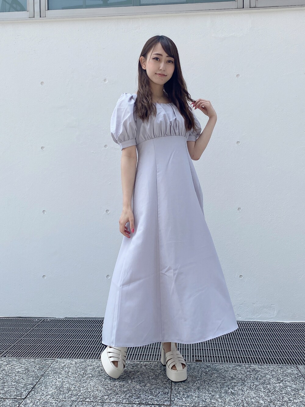 ホワイト系のサンダル、パープル系のワンピースを着用したレディースの夏コーディネートの3枚目の写真