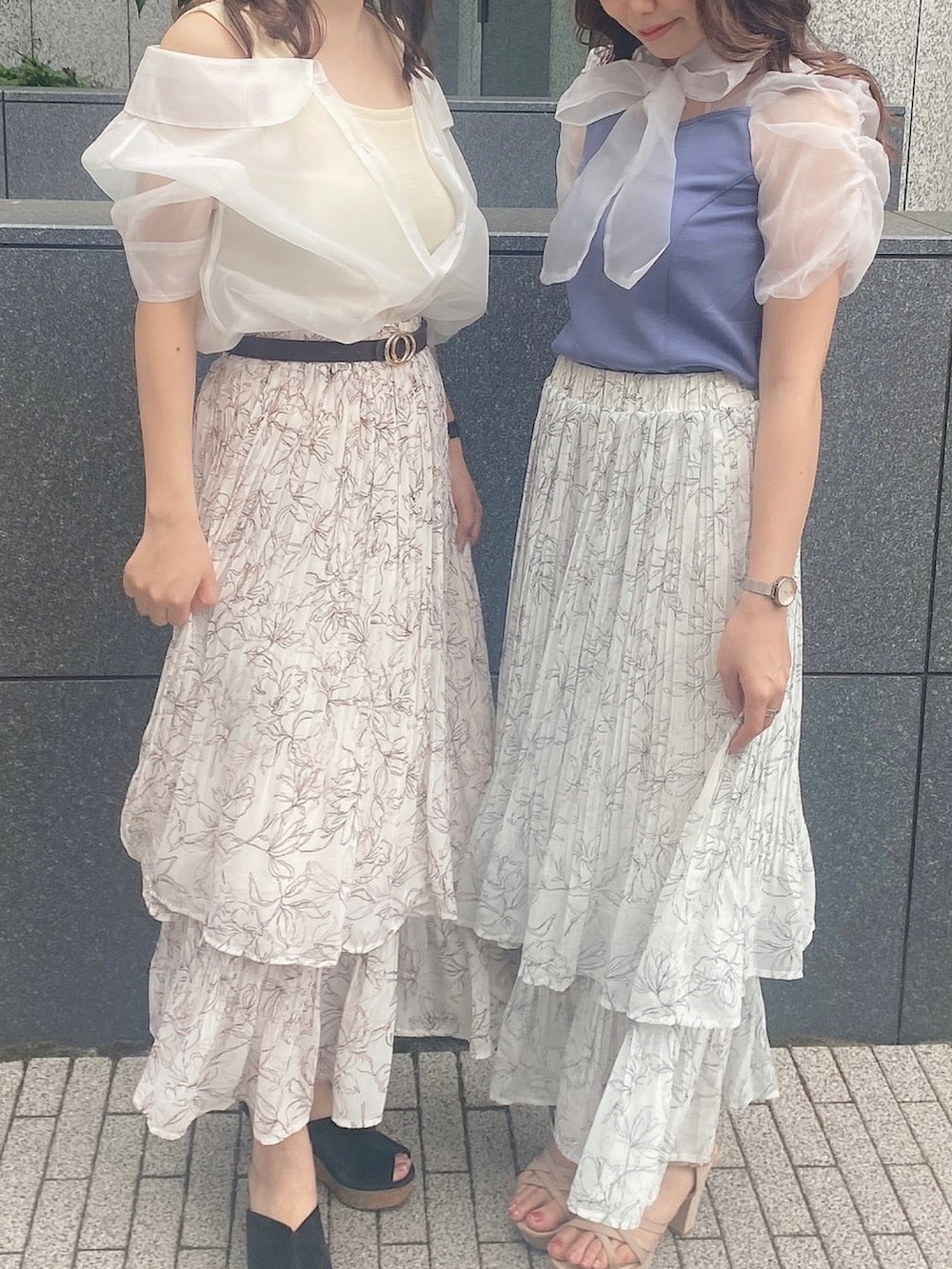 ピンク系のスカート、グレー系のスカート、ブルー系のシャツ/ブラウスを着用したレディースの夏コーディネートの2枚目の写真