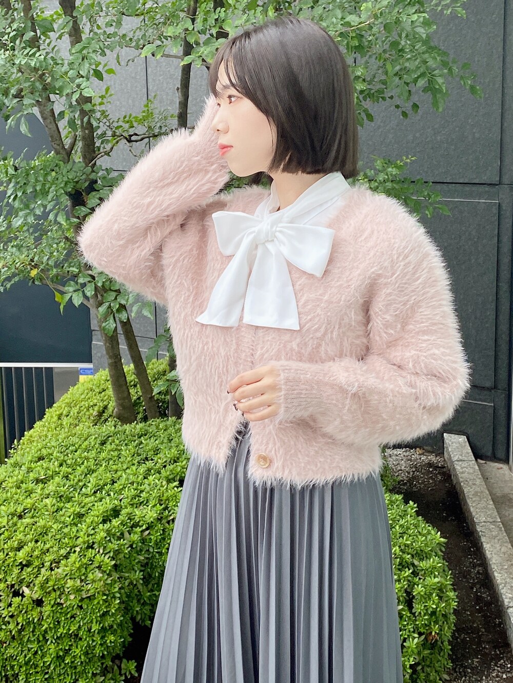 「クリスマスに着たい服、冬コーデ、ブラウス、シャギーニット、カーティガン、プリーツスカート、もこもこ、オトナカワイイ、カラーニット、one way、ワンウェイ、NOMAE」｜「one wayのラッフルスリーブボウタイブラウス（シャツ/ブラウス、ホワイト系）」を使った、onewayさん（レディース・156cm）の冬コーディネートの3枚目の写真