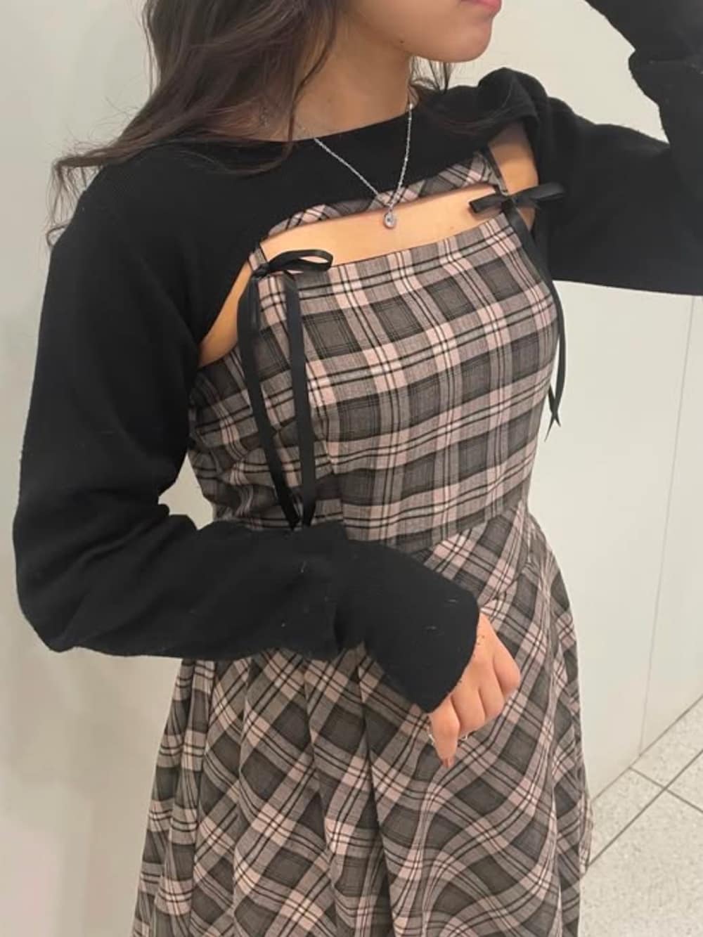 ベージュ系のワンピースを着用したレディースの冬コーディネートの3枚目の写真