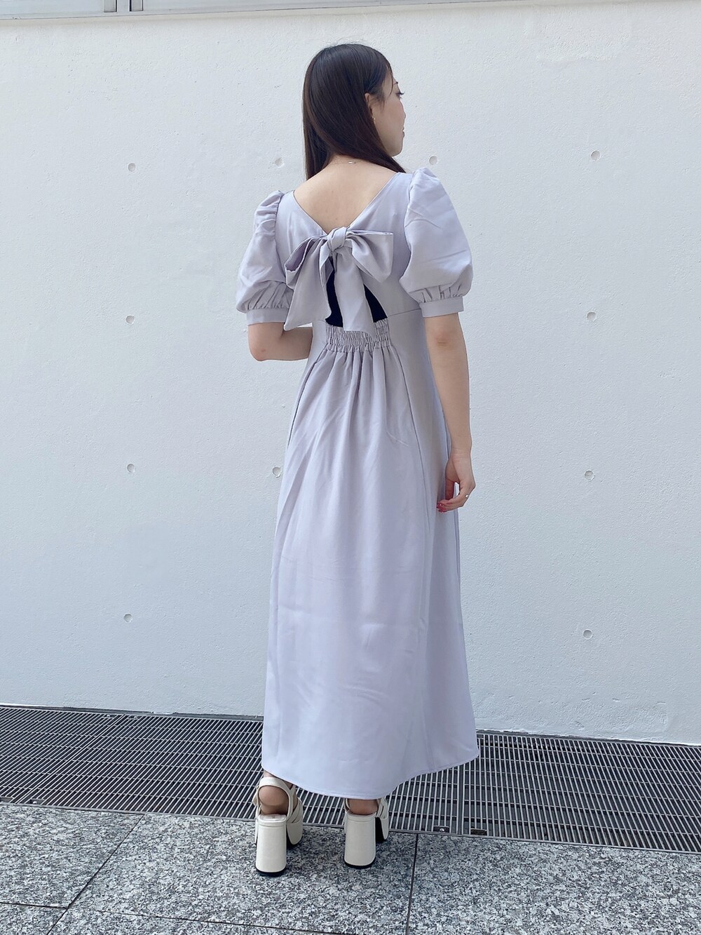 ホワイト系のサンダル、パープル系のワンピースを着用したレディースの夏コーディネートの2枚目の写真