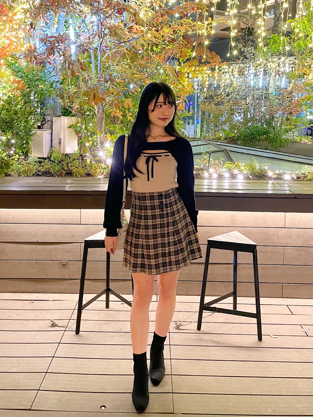 ベージュ系のニット/セーター、ベージュ系のスカートを着用したレディースの冬コーディネートの2枚目の写真