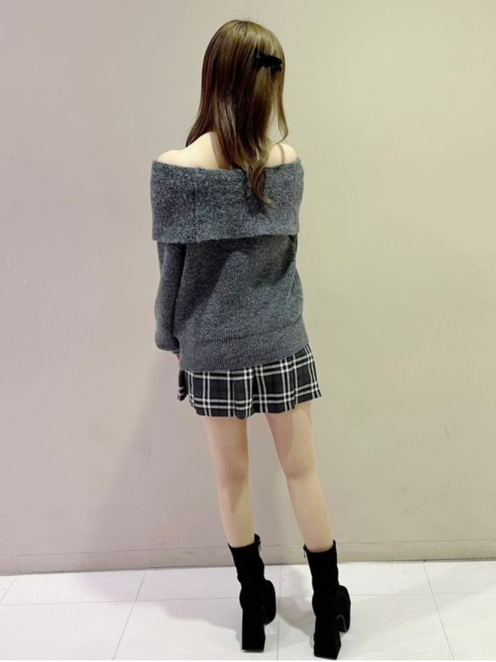 グレー系のニット/セーターを着用したレディースの秋コーディネートの2枚目の写真