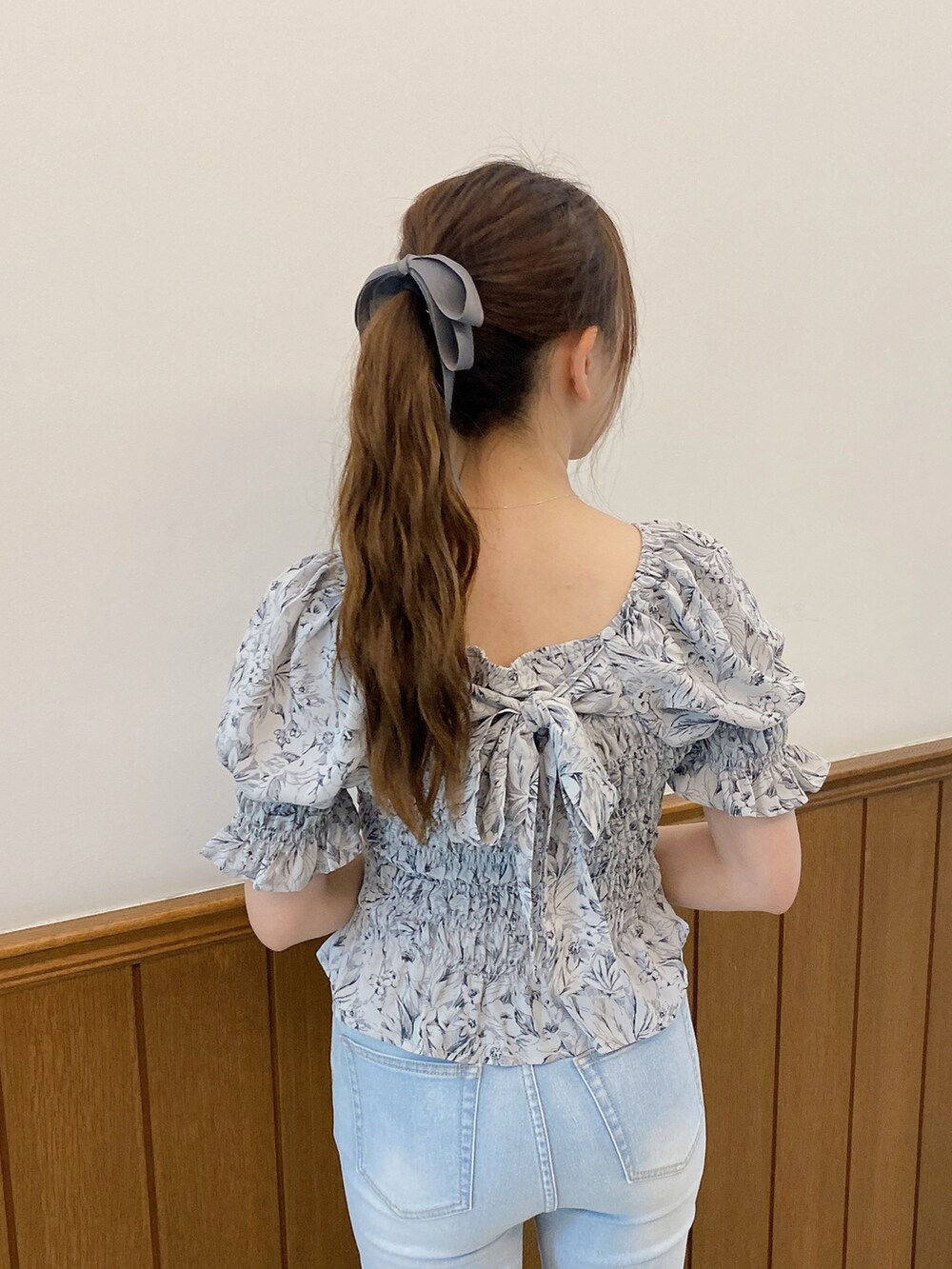 グレー系のシャツ/ブラウス、ブルー系のデニムパンツを着用したレディースの夏コーディネートの4枚目の写真