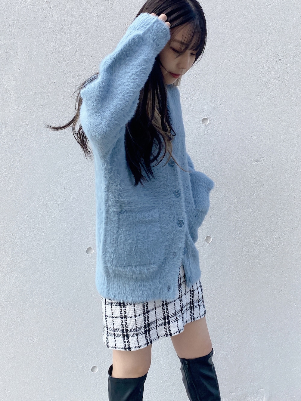 ホワイト系のスカート、ブルー系のカーディガン/ボレロを着用したレディースの冬コーディネートの3枚目の写真