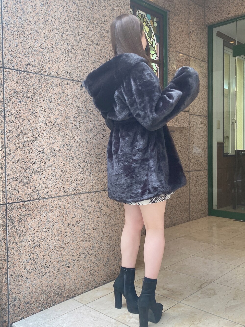 ブラック系のその他アウターを着用したレディースの冬コーディネートの3枚目の写真