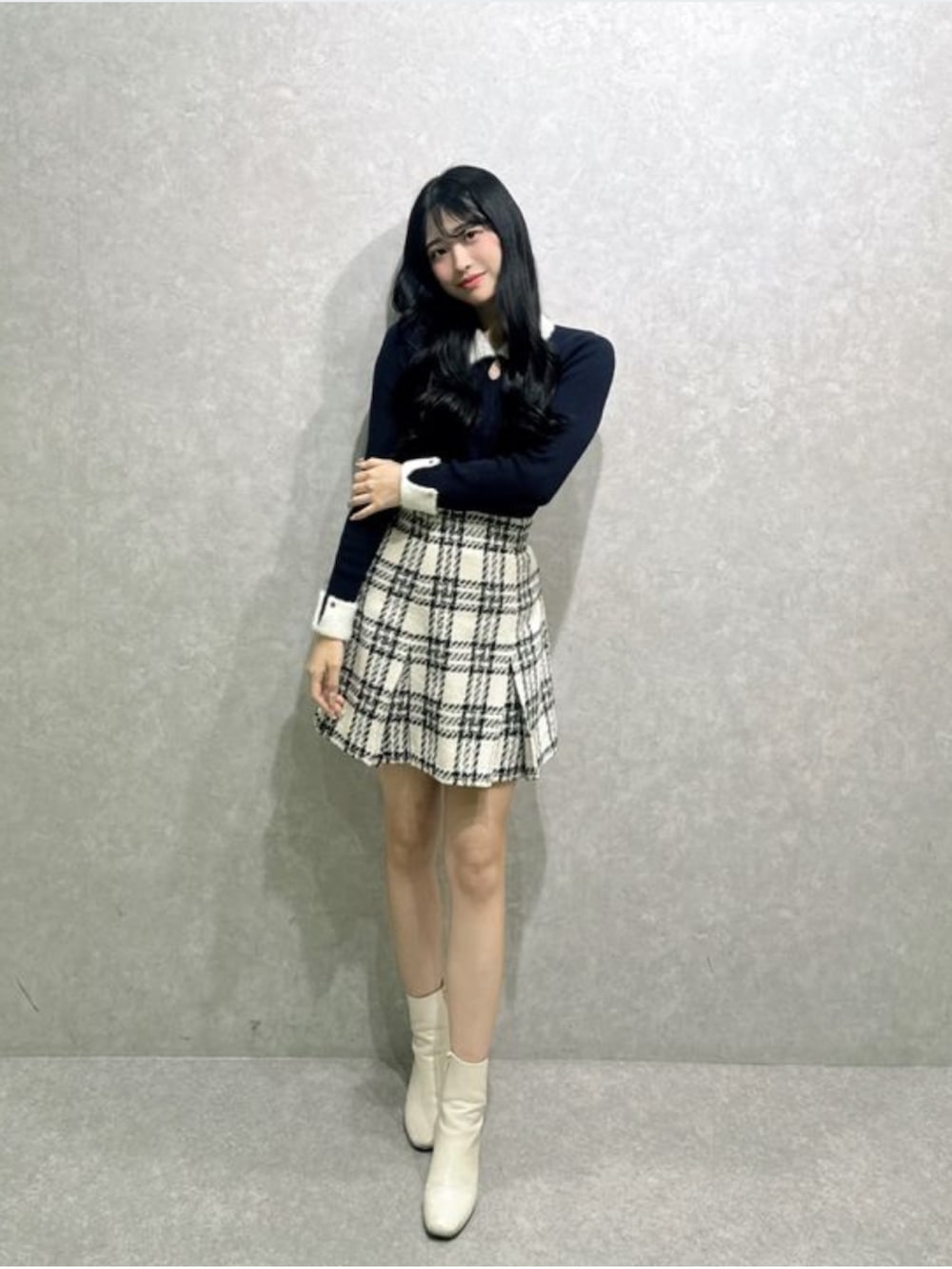 ホワイト系のスカート、ブラック系のニット/セーターを着用したレディースの秋コーディネートの2枚目の写真