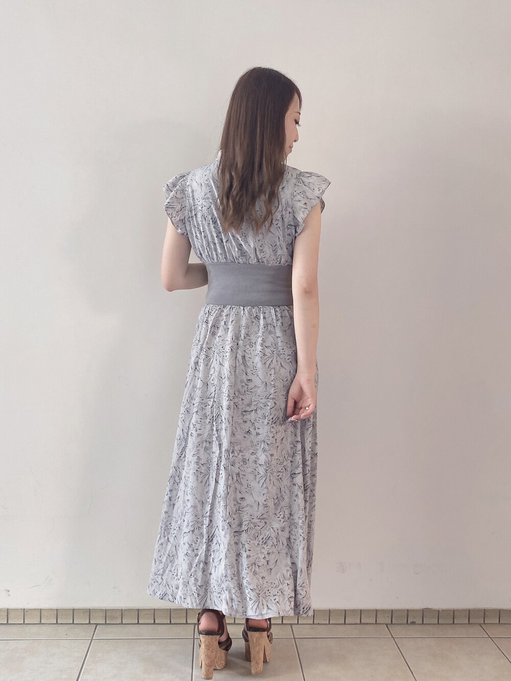 グレー系のワンピースを着用したレディースの夏コーディネートの4枚目の写真