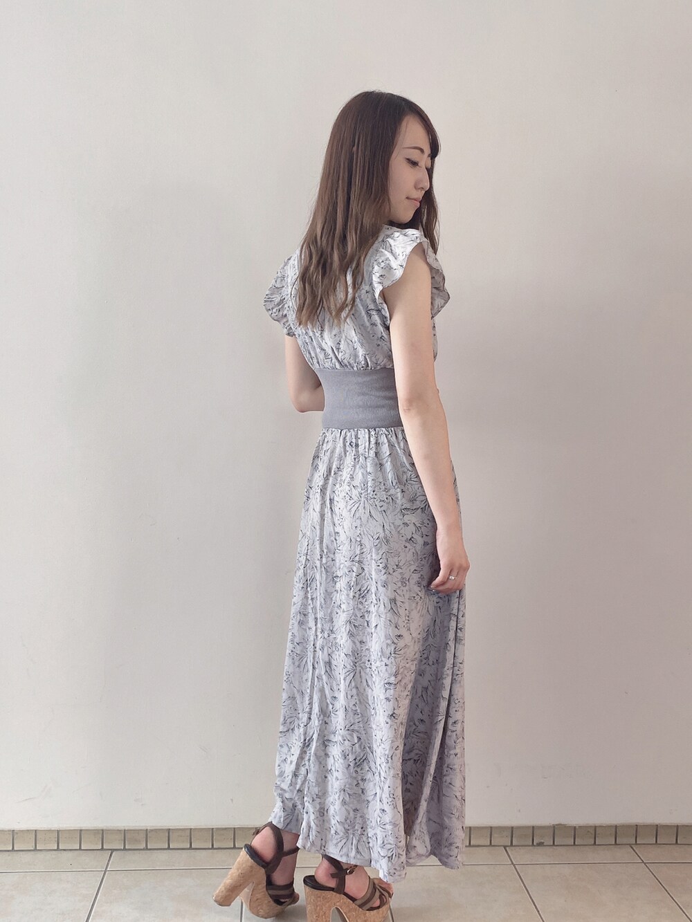 グレー系のワンピースを着用したレディースの夏コーディネートの5枚目の写真