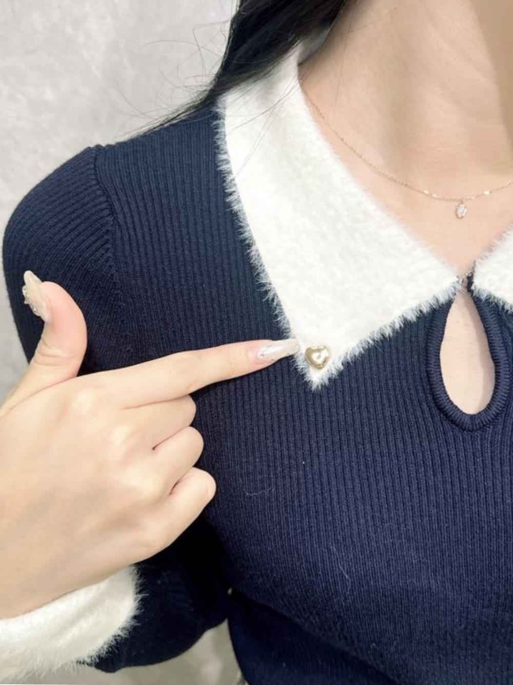 ホワイト系のスカート、ブラック系のニット/セーターを着用したレディースの秋コーディネートの3枚目の写真