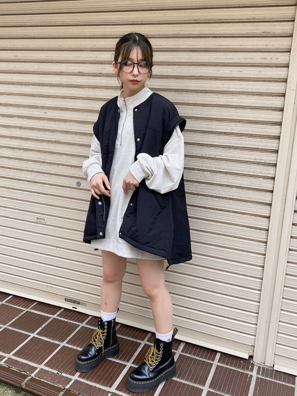 グレー系のスウェット、ブラック系のダウンジャケット/コートを着用したレディースの秋コーディネートの3枚目の写真