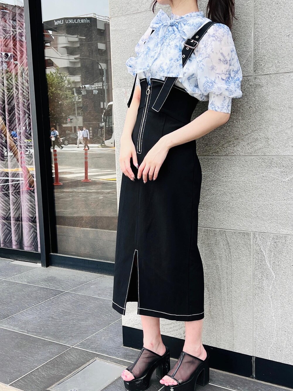 ブルー系のシャツ/ブラウス、ブラック系のスカートを着用したレディースの夏コーディネートの2枚目の写真