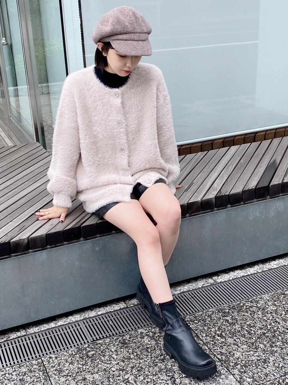「ビッグシルエット、大人カジュアル、ゆったりコーデ、オトナカワイイ、カーディガン、シンプルコーデ、もこもこ、one way、ワンウェイ」｜「one wayのショートフェザーロングカーディガン（カーディガン/ボレロ、ベージュ系）」を使った、onewayさん（レディース・156cm）の冬コーディネートの2枚目の写真