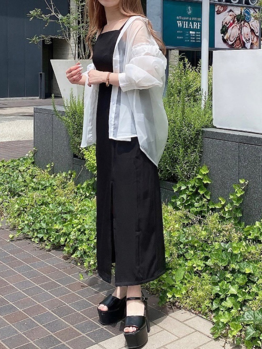 ブラック系のワンピース、ホワイト系のシャツ/ブラウスを着用したレディースの夏コーディネートの3枚目の写真